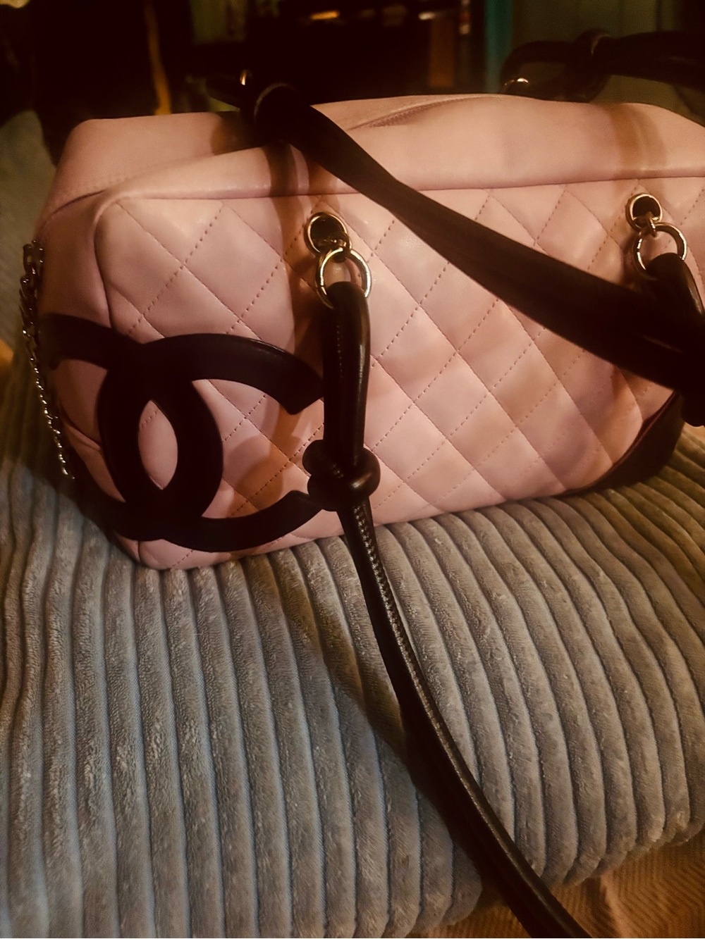 CHANEL Pink Quilted Shoulder Bag with Black Trim - Picture 3 of 9